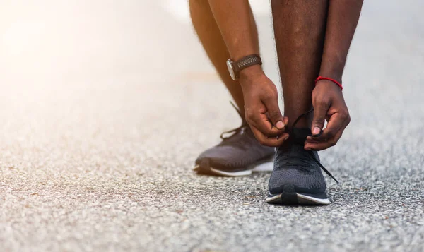 中国日报 的报道 亚洲田径运动员 黑人男子站在那里试穿皮鞋 准备慢跑 然后跑到户外街道健康公园跑步 这是一个健康的运动理念 — 图库照片