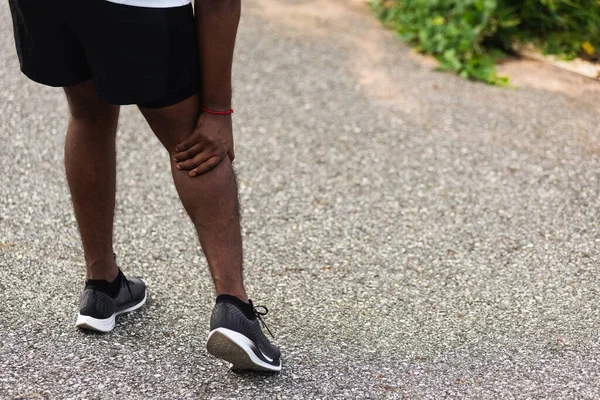 Ασιάτης Νεαρός Αθλητής Δρομέας Μαύρο Άνδρα Σταθεί Φορούν Πόδια Παπούτσι — Φωτογραφία Αρχείου