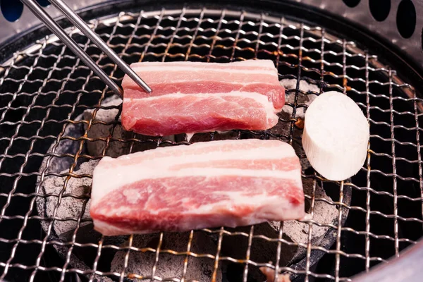 韩国牛肉烧烤热煤块 烤肉猪肉韩国烧烤传统风格的炉灶在餐馆 日本菜中食用 — 图库照片