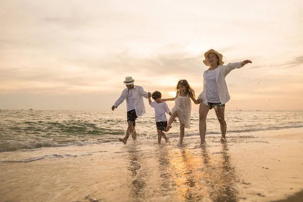 Tropické Letní Dovolená Happy Rodina Baví Běh Písečné Pláži Při — Stock fotografie