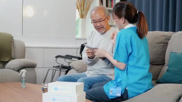 Médico Asiático Com Médico Visita Paciente Masculino Sênior Consultar Dosagem — Vídeo de Stock