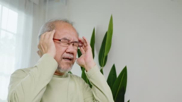 Ból Głowy Smutny Azjata Senior Przewlekły Ból Migreny Masaż Starzec — Wideo stockowe