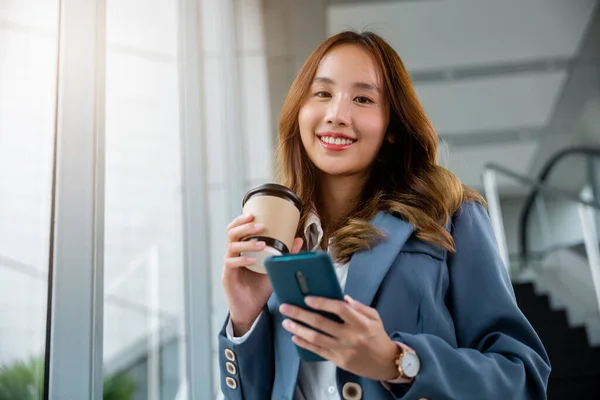 Junge Asiatische Geschäftsfrau Blauen Hemd Mit Kaffeetasse Und Smartphone Geschäftsfrau — Stockfoto