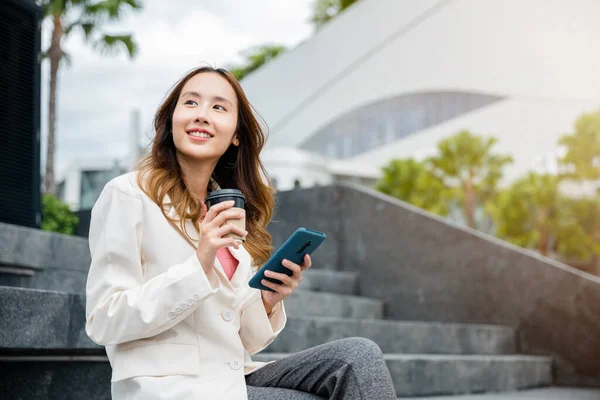 Geschäftsleute Lächeln Mit Ihren Mobiltelefonen Bürogebäude Der Stadt Junge Asiatin — Stockfoto