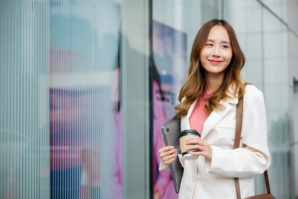 Young Business Woman Wearing White Suit Jacket Smile While Work — Stock Photo, Image