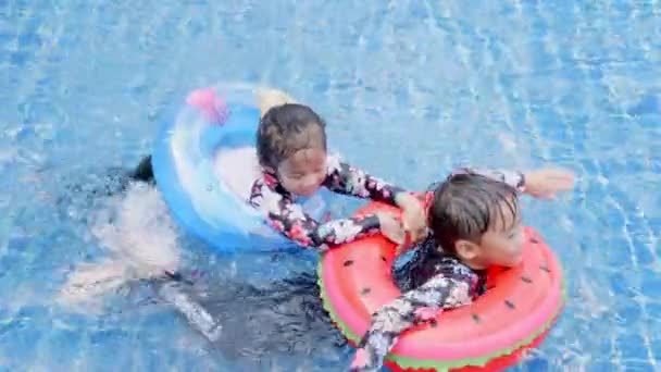 Aziatisch Twee Kinderen Kleine Meisjes Jongen Spelen Openlucht Zwembad Opblaasbare — Stockvideo