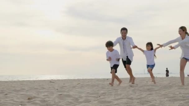 Liburan Musim Panas Tropis Keluarga Bahagia Bersenang Senang Berjalan Pantai — Stok Video