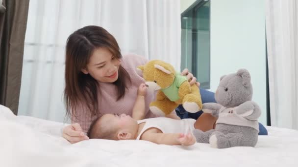 Asiatische Mutter Schläft Mit Ihrem Baby Bett Schlafzimmer Ein Glückliche — Stockvideo