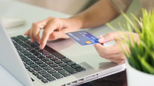 Online Shopping Woman Hands Holding Credit Card Using Laptop Product — Vídeos de Stock
