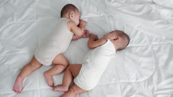 Asiatische Zwei Entzückende Zwillingsbabys Junge Glückliche Kindheit Schlafen Neugeborenen Eineiigen — Stockvideo