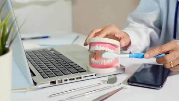 Zahnarztunterricht Der Dem Patienten Erklärt Wie Man Zähne Richtig Putzt — Stockvideo
