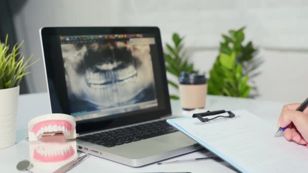 Oral Dental Dentist Doctor Uniform Writing Information Patient Paperwork Checklist — Vídeo de stock