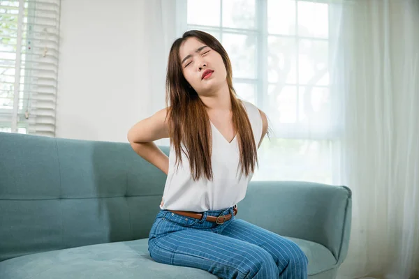 Aziatische Vrouw Houdt Haar Onderrug Gevoel Pijnlijke Taille Pijn Massage — Stockfoto