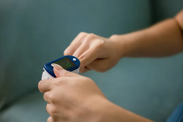 Jonge Vrouw Met Behulp Van Pulsoximeter Het Bloedzuurstofgehalte Hartslag Controleren — Stockfoto