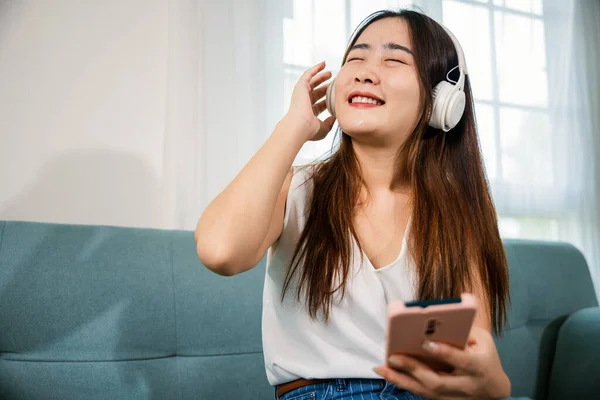 Asiatisk Ung Kvinna Bär Hörlurar Lyssna Musik Med Smart Mobiltelefon — Stockfoto