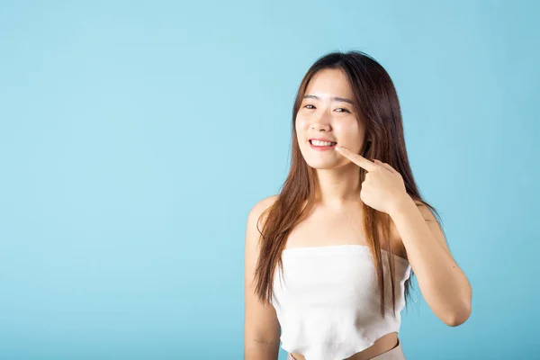 Salute Dentale Asiatico Giovane Donna Indicando Suo Forte Bianco Denti — Foto Stock