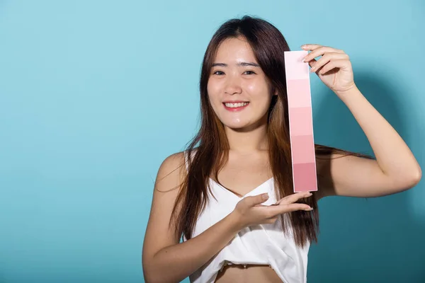 Asian Beautiful Young Woman Holding Skin Color Scale Paper Studio — Stok fotoğraf