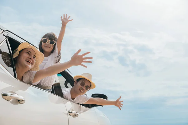 幸せな家族の日 アジアのお父さん お母さん 娘の小さな子供たちは コンパクトな車の窓に座って笑って手を振って別れを告げる ビーチでの夏 自動車保険 家族の休暇旅行 道路旅行 — ストック写真