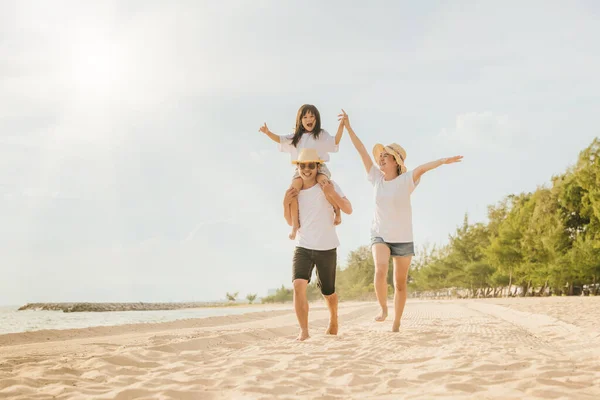 家庭日 暑假快乐的家人在海滩上奔跑 女儿骑在父亲的背上 母亲在沙滩上奔跑 家人一起在户外玩耍 度假旅行 — 图库照片