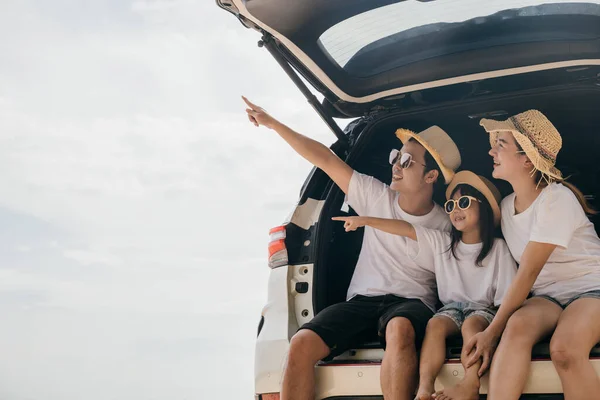 幸せな家族の日 海のビーチでの休日の家族旅行 お父さん お母さん バックカーに座って指を指す道路の旅をお楽しみください 人々は自動車とビーチで夏休みを楽しんで — ストック写真