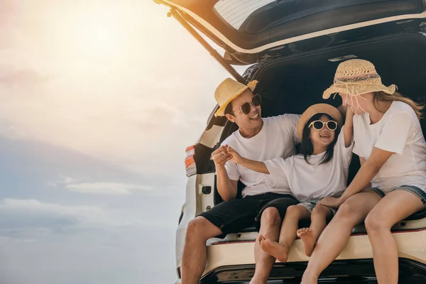 幸せな家族の日 海のビーチで休暇を過ごす親子 自動車でビーチで夏休みを楽しむ家族 — ストック写真