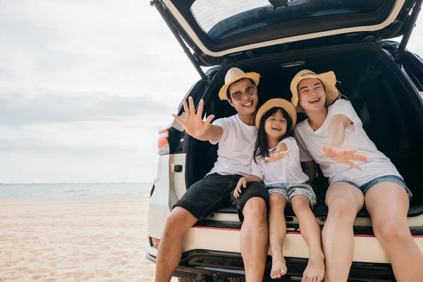 家庭日 父母和孩子们的女儿都喜欢坐着大路 坐着一家人的车 一边开车一边开车一边看镜头 一家人在海滩度假 快乐的人在海滩度假 — 图库照片