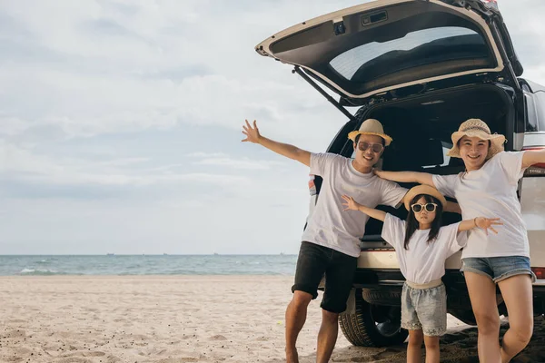 祝家庭日快乐 人们站在车后享受公路旅行的乐趣 他们举起胳膊和手 母亲和女儿在海滩上旅行 一家人在海滩上共度暑假 — 图库照片
