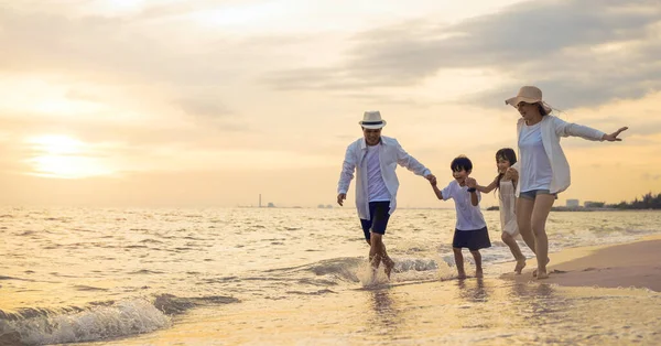 子供の息子 娘の家族4人の人々が屋外を歩いています 幸せな家族は日没の砂浜で楽しい時間を過ごしています 熱帯夏の旅行休暇 — ストック写真