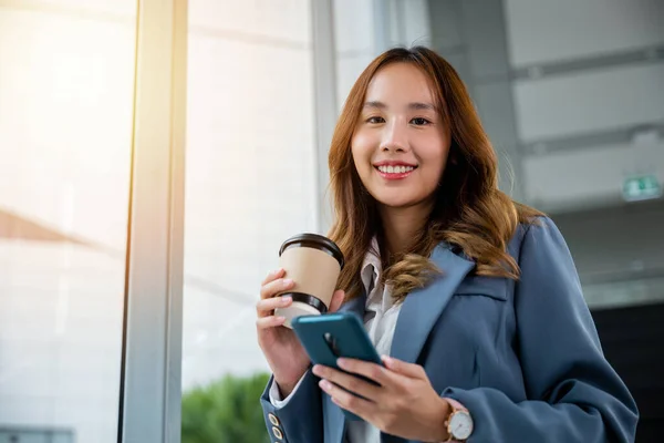 Young Asian Businesswoman Wearing Blue Shirt Holding Coffee Cup Her — Stock Photo, Image
