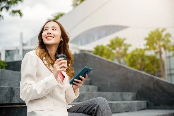 Жінки Бізнесмени Посміхаються Користуючись Мобільними Смарт Телефонами Міському Офісі Молода — стокове фото