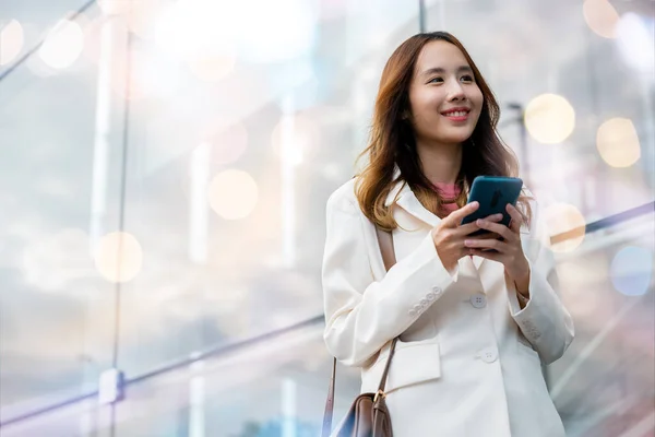 Asiatische Geschäftsfrau Tippt Text Auf Handy Das Freien Vor Einem — Stockfoto