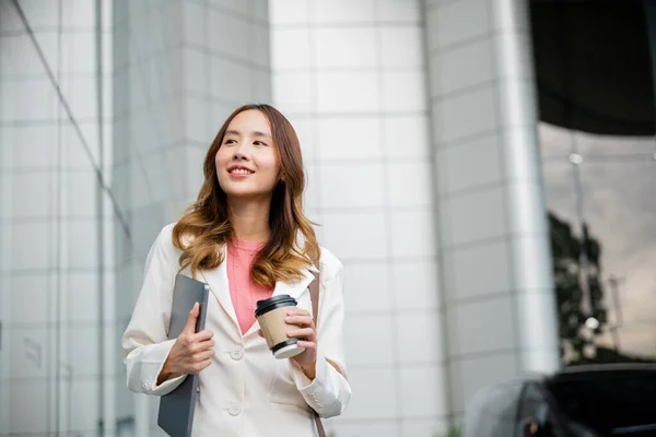 Νεαρή Επιχειρηματίας Φορώντας Λευκό Σακάκι Κοστούμι Και Χαμόγελο Ενώ Πηγαίνετε — Φωτογραφία Αρχείου