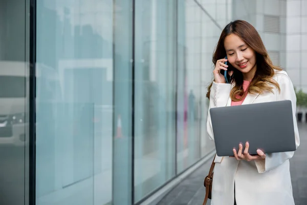 Asian Businesswoman Working Laptop Talking Cell Phone Front Building Office — Fotografia de Stock