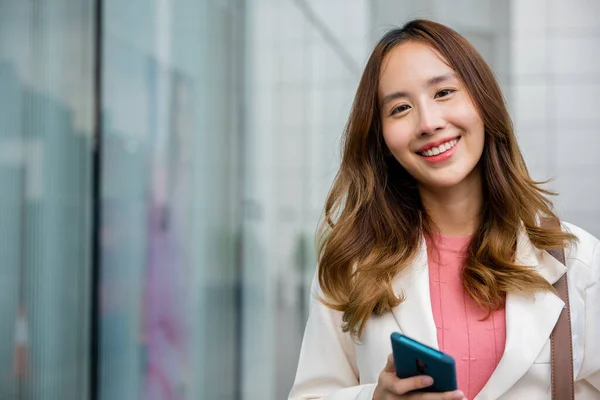 Happy Business Woman Smiling Using Mobile Phone Outdoor Walking City — Stockfoto