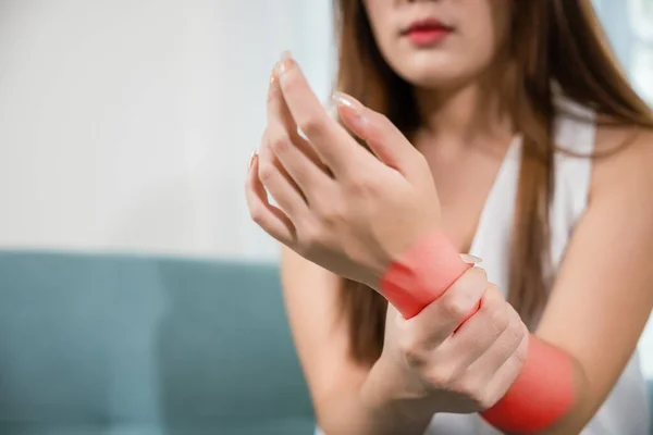 Een Close Hand Aziatisch Vrouw Hand Probleem Letsel Gevoel Gewrichtspijn — Stockfoto