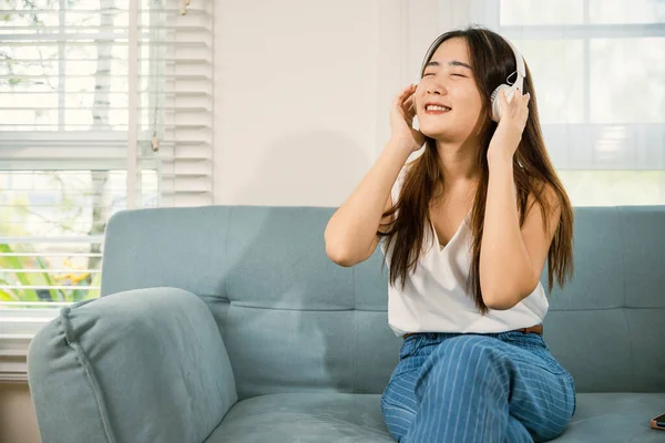Mujer Usar Auriculares Escuchar Aplicación Música Teléfono Inteligente Asiático Joven —  Fotos de Stock