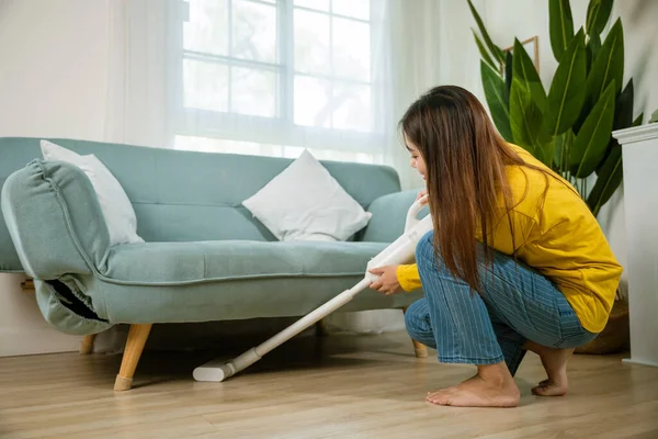 Housewife Female Dust Cleaning Floor Sofa Couch Furniture Vacuum Cleaner — Fotografia de Stock