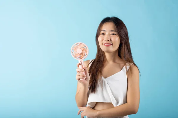Asian Beauty Young Woman Holding Pink Portable Electric Mini Fan — Stockfoto