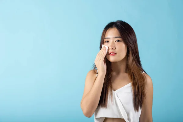 Facial Beauty Treatment Asian Beautiful Young Woman Removing Cosmetic Make — Photo