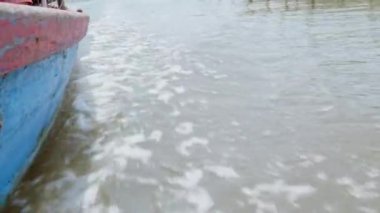 Su, sürdüğü ahşap teknenin ön tarafından sıçradı, su pruvadan sıçradı.