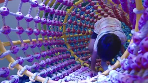 Mutlu Asyalı Çocuk Eğlence Merkezinde Eğleniyor Şişme Şatoya Tırmanıyor Tüneline — Stok video