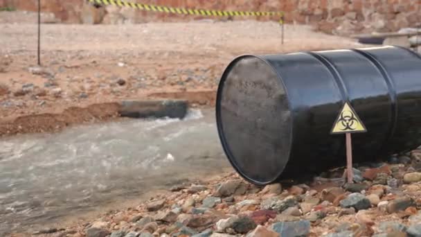 Närbild Industrin Olja Bränsletank Spillning Vattenförorening Bevara Vatten Och Miljöfrågor — Stockvideo