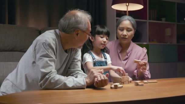 Geburtstagsüberraschung Glückliche Asiatische Familie Großeltern Und Mutter Feiern Genießen Geburtstagsparty — Stockvideo
