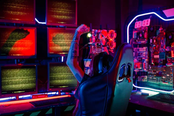 Winnaar Gelukkig Jonge Gamer Speelt Online Videospelletjes Computer Steekt Hand — Stockfoto