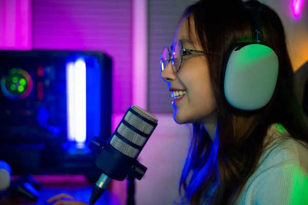 Asian Young Gamer Woman Wear Headphones Playing Video Games Online — Foto de Stock