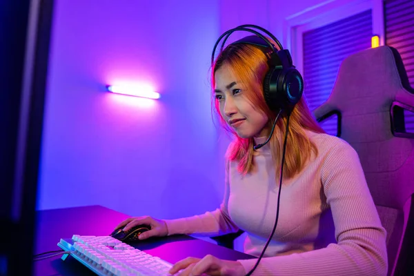 Happy Gamer Endeavor Plays Online Video Games Tournament Computer Neon — Stockfoto