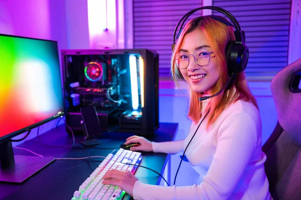 Happy Gamer Endeavor Plays Online Video Games Tournament Computer Neon — Foto Stock