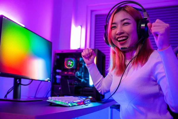 Ganando Happy Gamer Joven Juega Videojuegos Línea Computadora Que Levanta — Foto de Stock