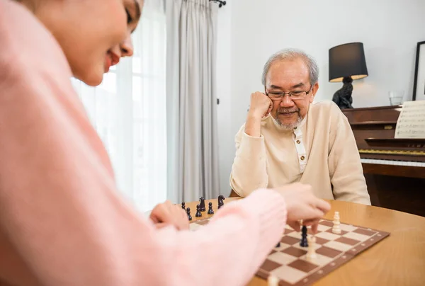 Smiling Senior Elderly Having Fun Playing Chess Game Beautiful Daughter — Stockfoto