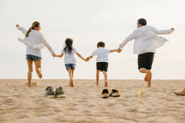 Gelukkige Familiedag Achteraanzicht Van Aziatisch Met Familie Ouders Met Kind — Stockfoto